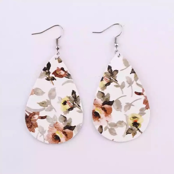🆕 White Floral Leather Teardrop Earrings - Picture 2 of 3